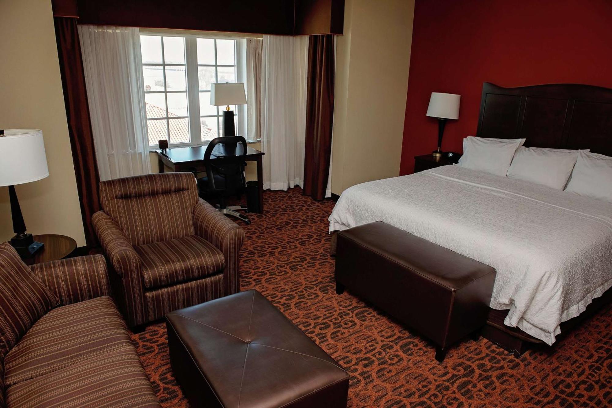 Hampton & Hotel